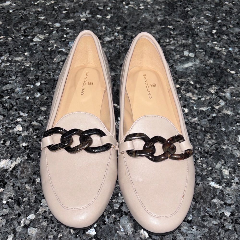 Bandolino Beige Loafers with Black Chain Detail